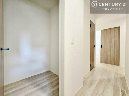 ���[ ���Ƒ��̈ߗނ�ו����܂Ƃ߂Ď��[�ł���t�@�~���[�N���[�N�������B
���X�̐g�x�x�₨�Еt�����X���[�Y�ɂȂ�A�Z�܂�����������ƕۂĂ�֗��Ȏ��[�X�y�[�X�ł��B