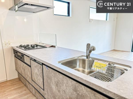 �L�b�`�� ��l�C�̑Ζʎ��V�X�e���L�b�`�����̗p���Ă��܂��I���Ƒ��̃R�~���j�P�[�V���������R�Ƒ�����݌v�ł��B
���q�l�ɂ��ڂ��͂��̂Ŋ������ł��ˁB�L�X�g���ĉ��K�ɍ�Ƃ��i�݂܂��B