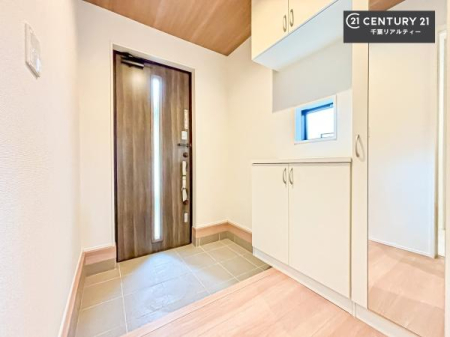 ���� �V���[�Y�{�b�N�X�t���Ȃ̂ŁA���ւ��Еt�����|�������₷���ł��I
�X�b�L���������ւŌ˂��J�����u�ԁA�������̂���S�n������Ԃ��o�}���Ă���܂��B