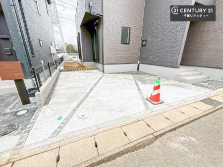 ���ԏ� ���ԃX�y�[�X��2�䕪����܂��I�Z�J���h�J�[�͂������A�o�C�N�⎩�]�ԂȂǂ��u���ꏊ�ɍ���܂���B