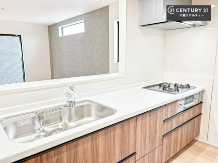 �L�b�`�� ��Ƃ肠�钲���X�y�[�X�ō�Ƃ����₷�����K�ȃL�b�`���ł��I
���q�l�ƈꏏ�ɂ��َq������y���߂�L�X�X�y�[�X�ł��B�y�����������ԂɂȂ肻���ł��ˁI