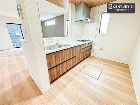 �L�b�`�� ��l�C�̑Ζʎ��V�X�e���L�b�`�����̗p���Ă��܂��I���Ƒ��̃R�~���j�P�[�V���������R�Ƒ�����݌v�ł��B
���q�l�ɂ��ڂ��͂��̂Ŋ������ł��ˁI�L�X�g���ĉ��K�ɍ�Ƃ��i�݂܂��B