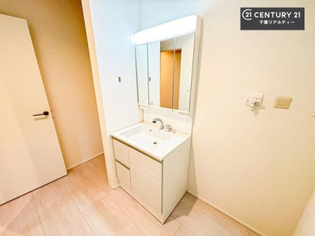 ���ʑ�E���ʏ� �O�ʋ��d�l�̐��ʏ��́A�g�����Ȃ݂����₷������I���͎��[�ɂȂ��Ă��܂��B�h���C���[�₨���ϓ����Еt������̂Ő��ʑ������X�b�L���ƌ����邱�Ƃ��o���܂��I����p���������ň��S�ł��ˁI