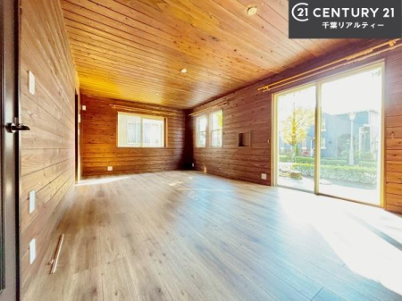 ���r���O �S�n�ǂ����r���O�͉Ƒ������R�ƏW�܂�܂��B�Ƒ��c�R�̎��Ԃ����������ł��B���Ƒ��ƁA����w�[���������Ԃ��߂��������ł��ˁB�㕔�����Ŗ��邭�J���I�ȋ�Ԃł��B