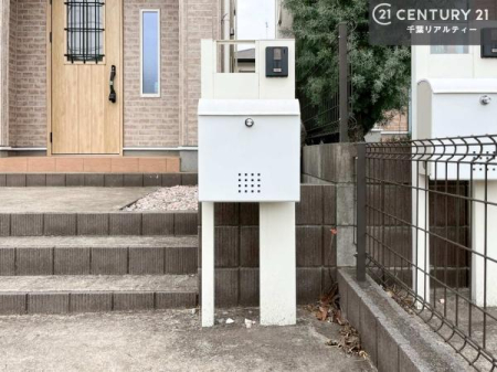 ���̑� �Ɨ��|�X�g��������ˌ��ďZ��B���֎������������Ƃ�����ۂŁA�X�֕��̎󂯎����X���[�Y�ɍs���܂��B�Z�܂��̊O�ςɂ����a�����g������̗ǂ��ݔ��ł��B