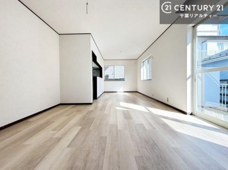 ���r���O ��؂ȉƑ����W�܂邩�炱��LDK�ɂ͂�����肽���B
�q�����������C�ɏ΂��Ȃ��瑖�����Ă���p�����������u�L���Ƃɂ��ėǂ������v�Ǝv���u�Ԃł��B