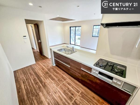 �L�b�`�� ��l�C�̑Ζʎ��V�X�e���L�b�`�����̗p���Ă��܂��I���Ƒ��̃R�~���j�P�[�V���������R�Ƒ�����݌v�ł��B
���q�l�ɂ��ڂ��͂��̂Ŋ������ł��ˁI�L�X�g���ĉ��K�ō�Ƃ��i�݂܂��B