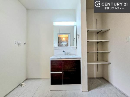 ���ʑ�E���ʏ� �^�I���Ȃǂ��������肵�܂���֗��Ȏ��[�I�t���̐��ʏ��ł��B���ʑ�͎O�ʋ��ŋ����͎��[�X�y�[�X�ɂȂ��Ă��邽�߁A���ϕi����ʗp�i�����₷���������ڂ��\�B��������}�����A���������ӂ���Ԃ�ۂĂ܂��B