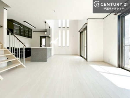 ���r���O ��؂ȉƑ����W�܂邩�炱��LDK�ɂ͂�����肽���B
�q�����������C�ɏ΂��Ȃ��瑖�����Ă���p�����������u�L���Ƃɂ��ėǂ������v�Ǝv���u�Ԃł��B