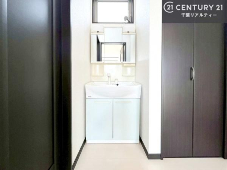 ���ʑ�E���ʏ� 2�K�ɂ̓~�j���ʃJ�E���^�[��ݒu�B��􂢂�g�x�x�ɂ����Ǝg���āA���̍��G����A�Q�O�ɂ��֗��Ȃ��ꂵ���ݔ��ł��B