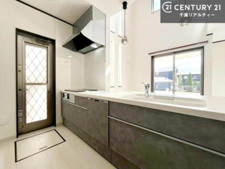 �L�b�`�� ��l�C�̑Ζʎ��V�X�e���L�b�`�����̗p���Ă��܂��I���Ƒ��̃R�~���j�P�[�V���������R�Ƒ�����݌v�ł��B
���q�l�ɂ��ڂ��͂��̂Ŋ������ł��ˁI�L�X�g���ĉ��K�ō�Ƃ��i�݂܂��B