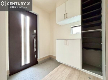 ���� ���ւ̃V���[�Y�{�b�N�X�́A���[�͗ǍD�ŌC���������萮���ł��邾���łȂ��A�㕔������I�Ƃ��Ċ��p�\�B���C�ɓ���̏�����O���[����u���΁A���q���}���邨�����ȋ�ԂɎd�オ��܂��I