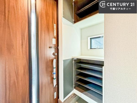 ���� �V���[�Y�{�b�N�X�t���Ȃ̂ŁA���ւ��Еt�����|�������₷���ł��I
�X�b�L���������ւŌ˂��J�����u�ԁA�������̂���S�n������Ԃ��o�}���Ă���܂��B