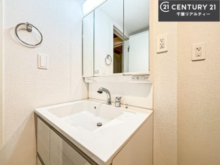 ���ʑ�E���ʏ� �O�ʋ��d�l�̐��ʏ��́A�g�����Ȃ݂����₷������I���͎��[�ɂȂ��Ă��܂��B�h���C���[�₨���ϓ����Еt������̂Ő��ʑ������X�b�L���ƌ����邱�Ƃ��o���܂��I