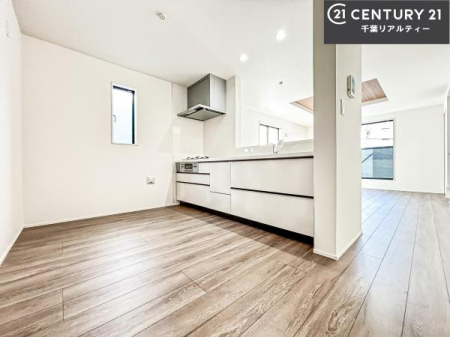 �L�b�`�� ��l�C�̑Ζʎ��V�X�e���L�b�`�����̗p���Ă��܂��I���Ƒ��̃R�~���j�P�[�V���������R�Ƒ�����݌v�ł��B
���q�l�ɂ��ڂ��͂��̂Ŋ������ł��ˁB�L�X�g���ĉ��K�ɍ�Ƃ��i�݂܂��B