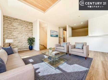 ���r���O �Ƌ��CG�p�[�X�ł��B��؂ȉƑ����W�܂邩�炱��LDK�ɂ͂�����肽���B
�q�����������C�ɏ΂��Ȃ��瑖�����Ă���p�����������u�L���Ƃɂ��ėǂ������v�Ǝv���u�Ԃł��B