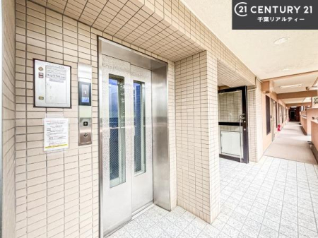 ���̑����p�� �G���x�[�^�[�����̃}���V�����ŁA�d���ו���x�r�[�J�[�̈ړ������K�B�����̐��������X���[�Y�ɂȂ�܂��B