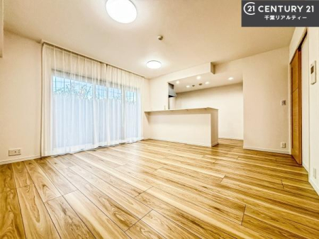 ���r���O �傫�ȑ����炽���Ղ�̗z���������閾�邢���r���O�B�J�����̂��郊�r���O�ŉƑ��c���̂��났�̎��Ԃ��߂����܂��B