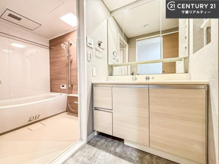 ���ʑ�E���ʏ� �O�ʋ��d�l�̐��ʏ��́A�g�����Ȃ݂����₷������I���͎��[�ɂȂ��Ă��܂��B�h���C���[�₨���ϓ����Еt������̂Ő��ʑ������X�b�L���ƌ����邱�Ƃ��o���܂��I