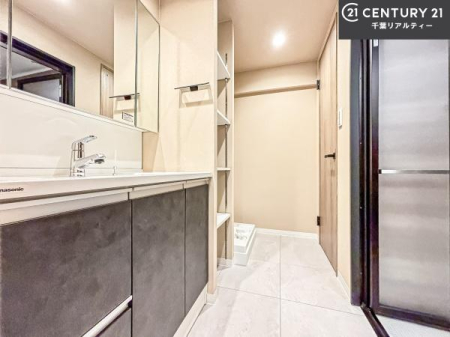 ���ʑ�E���ʏ� �O�ʋ��d�l�̐��ʏ��́A�g�����Ȃ݂����₷������I���͎��[�ɂȂ��Ă��܂��B�h���C���[�₨���ϓ����Еt������̂Ő��ʑ������X�b�L���ƌ����邱�Ƃ��o���܂��I