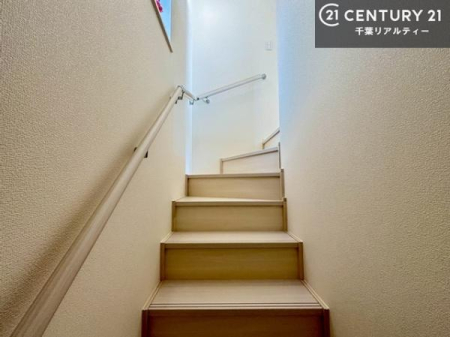 ���̑����� �肷��t���̊K�i���̗p���A��艺��̍ۂ����S���̂���݌v�B
�����݂����Ă��邽�߁A�����͎��R�����������݁A���邭�J���I�ȋ�Ԃł��B