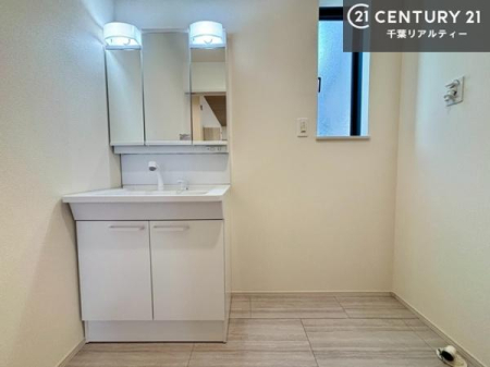 ���ʑ�E���ʏ� �O�ʋ��t���̐��ʉ��ϑ��������A�L�X�Ƃ������ʃX�y�[�X�B
��Ƃ肠��J�E���^�[�́A�A�C������������󕨂������ލ�Ƃɂ��g���₷���A�Ǝ����͂��ǂ�܂��B