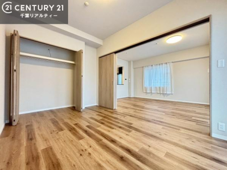 �m�� ���r���O�ɗאڂ����m���́A�J�������LDK�ƂȂ���J���I�ȋ�ԂɁB
���q�l�̗V�я�⃏�[�N�X�y�[�X�A�q�ԂȂǑ��ړI�Ɋ��p�ł���֗��Ȃ������ł��B