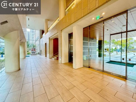 ���r�[ ���邭�J�������ӂ�郍�r�[�B
�����Ղ�̗z�����������݁A�Z�܂�����K������D�����}���Ă���܂��B