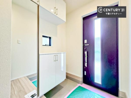 ���� �V���[�Y�{�b�N�X�t���Ȃ̂ŁA���ւ��Еt�����|�������₷���ł��I
�X�b�L���������ւŌ˂��J�����u�ԁA�������̂���S�n������Ԃ��o�}���Ă���܂��B
