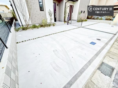 ���ԏ� ���ԃX�y�[�X��2�䕪����܂��I�Z�J���h�J�[�͂������A�o�C�N�⎩�]�ԂȂǂ��u���ꏊ�ɍ���܂���B