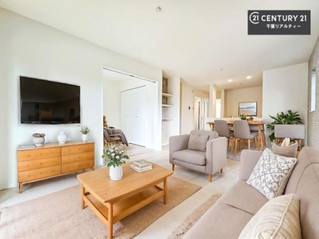 ���r���O �Ƌ��CG�p�[�X�ł��B��؂ȉƑ����W�܂邩�炱��LDK�ɂ͂�����肽���B
�q�����������C�ɏ΂��Ȃ��瑖�����Ă���p�����������u�L���Ƃɂ��ėǂ������v�Ǝv���u�Ԃł��B