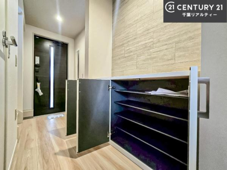 ���� �V���[�Y�{�b�N�X�t���Ȃ̂ŁA���ւ��Еt�����|�������₷���ł��I
�X�b�L���������ւŌ˂��J�����u�ԁA�������̂���S�n������Ԃ��o�}���Ă���܂��B