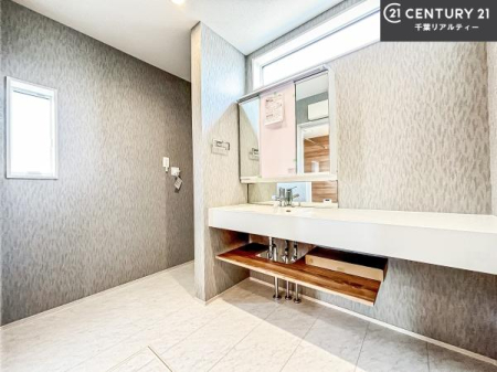 ���ʑ�E���ʏ� �O�ʋ��d�l�̐��ʏ��́A�g�����Ȃ݂����₷������I���͎��[�ɂȂ��Ă��܂��B�h���C���[�₨���ϓ����Еt������̂Ő��ʑ������X�b�L���ƌ����邱�Ƃ��o���܂��I