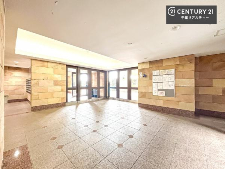 ���r�[ ���邢�z���������Ղ�ƍ������ށA�J�����̂��郍�r�[�B
�Z�܂�����Q�X�g��S�n�悭�}����A���͓I�ȋ�Ԃł��B