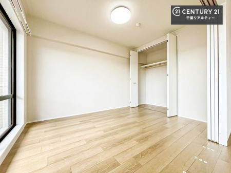 �m�� �e���������Ƃɂ�������Ǝ��[�X�y�[�X���m�ۂ��Ă���A�ߗނ␶���p�i���������萮���B���������L���g����A��炵�₷���ɔz�������Z�܂��ł��B