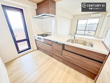 �L�b�`�� ������̂���L�b�`���́A��炵�ɂ�Ƃ�������炷�������d�l�B
�����Ƀj�I�C��������ɂ����A���K�ȏZ����ۂĂ܂��B