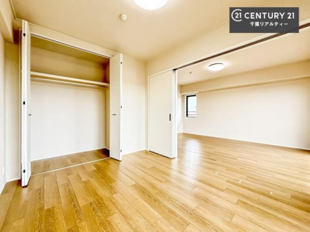 �q������ ���r���O���ɔz�u���ꂽ�m���́A���q�l�̂������ɂ҂�����̈ʒu�B���Ƒ��Ƃ̃R�~���j�P�[�V���������₷���A������g�߂Ɋ���������S�̋�Ԃł��B