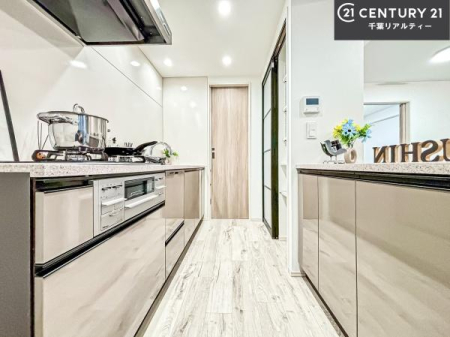 �L�b�`�� �J�b�v�{�[�h�t���̃L�b�`���ł��B
�L�b�`���͉����ƃK�`���K�`���������ł��B�d�q�����W�␆�ъ���u���܂����A��������̐H��͒I�Ɏ��[���\�ł��B