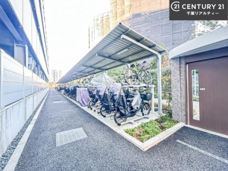 ���̑����p�� ���֏ꊮ���ŁA���q���܂̎��]�Ԃ�ʋΗp�̎��]�Ԃ����S���Ēu���܂��B���Ƒ��ɂ����ꂵ���֗��Ȑݔ��ł��B