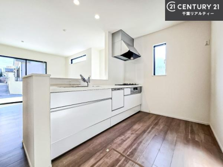 �L�b�`�� ��l�C�̑Ζʎ��V�X�e���L�b�`�����̗p���Ă��܂��I���Ƒ��̃R�~���j�P�[�V���������R�Ƒ�����݌v�ł��B
���q�l�ɂ��ڂ��͂��̂Ŋ������ł��ˁI�L�X�g���ĉ��K�ō�Ƃ��i�݂܂��B