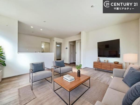 ���r���O �Ƌ��CG�p�[�X�ł��B��؂ȉƑ����W�܂邩�炱��LDK�ɂ͂�����肽���B
�q�����������C�ɏ΂��Ȃ��瑖�����Ă���p�����������u�L���Ƃɂ��ėǂ������v�Ǝv���u�Ԃł��B