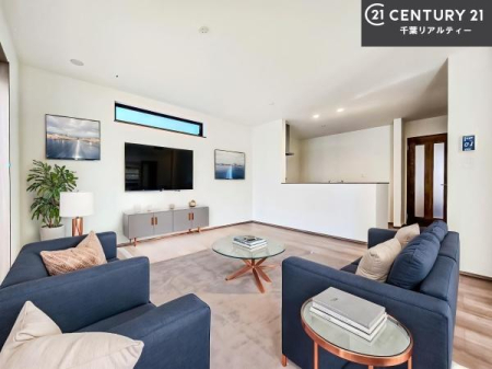 ���r���O �Ƌ��CG�p�[�X�ł��B��؂ȉƑ����W�܂邩�炱��LDK�ɂ͂�����肽���B
�q�����������C�ɏ΂��Ȃ��瑖�����Ă���p�����������u�L���Ƃɂ��ėǂ������v�Ǝv���u�Ԃł��B