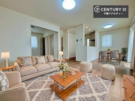 ���r���O �Ƌ��CG�p�[�X�ł��B��؂ȉƑ����W�܂邩�炱��LDK�ɂ͂�����肽���B
�q�����������C�ɏ΂��Ȃ��瑖�����Ă���p�����������u�L���Ƃɂ��ėǂ������v�Ǝv���u�Ԃł��B