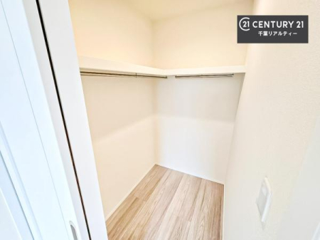 ���[ �E�H�[�N�C���N���[�[�b�g�t���ł��B��������̂��m���Ȃǂ����[���Ă��������ł��ˁI���ɂ���@�������ȂǋG�ߕ��̑傫�ȉƓd�����[�ł��܂��B