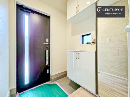 ���� �V���[�Y�{�b�N�X�t���Ȃ̂ŁA���ւ��Еt�����|�������₷���ł��I
�X�b�L���������ւŌ˂��J�����u�ԁA�������̂���S�n������Ԃ��o�}���Ă���܂��B
