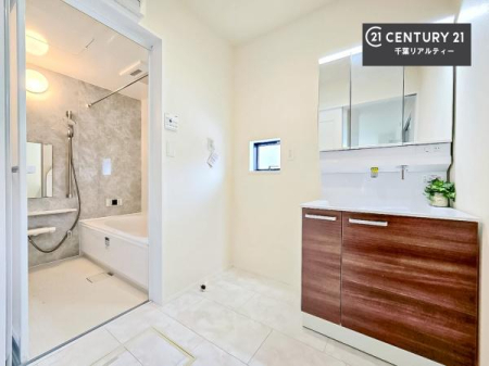 ���ʑ�E���ʏ� �O�ʋ��d�l�̐��ʏ��́A�g�����Ȃ݂����₷������I���͎��[�ɂȂ��Ă��܂��B�h���C���[�₨���ϓ����Еt������̂Ő��ʑ������X�b�L���ƌ����邱�Ƃ��o���܂��I