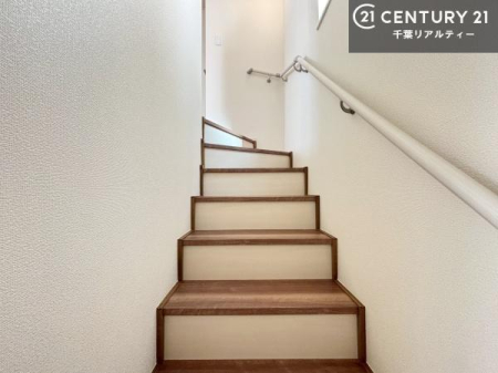 ���̑����� �肷��t���̊K�i���̗p���A��艺��̍ۂ����S���̂���݌v�B
�����݂����Ă��邽�߁A�����͎��R�����������݁A���邭�J���I�ȋ�Ԃł��B