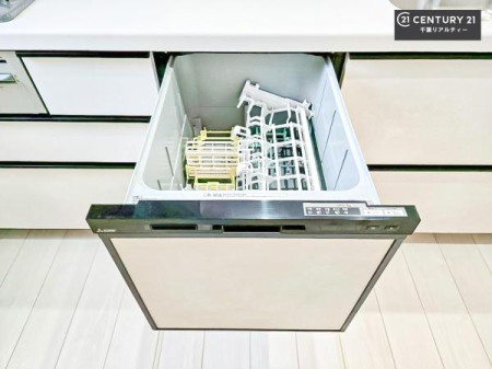 �L�b�`�� �H��@�t���̃L�b�`���ł��I�Z���������r��h�~�Ƃ��đ�ϊ��􂷂�֗��Ȏd�l�ł��I�r���g�C���Ȃ̂ŃL�b�`���̏ꏊ����炸�����X�y�[�X���L���g�����Ƃ��o���܂��I