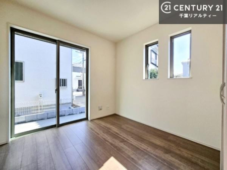 �m�� ���r���O�ɗאڂ����m���́A�J�������LDK�ƂȂ���J���I�ȋ�ԂɁB
���q�l�̗V�я�⃏�[�N�X�y�[�X�A�q�ԂȂǑ��ړI�Ɋ��p�ł���֗��Ȃ������ł��B