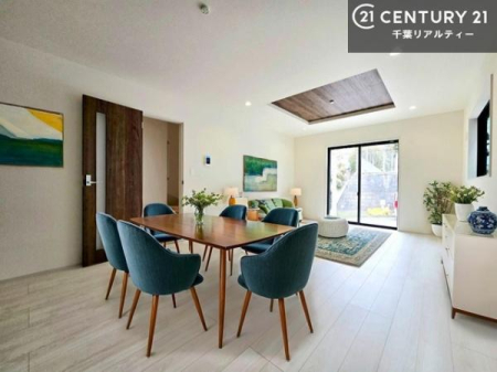 ���r���O �Ƌ��CG�p�[�X�ł��B�S�n�ǂ����r���O�͉Ƒ������R�ƏW�܂�܂��B�Ƒ��c�R�̎��Ԃ����������ł��B���Ƒ��ƁA����w�[���������Ԃ��߂��������ł��ˁB